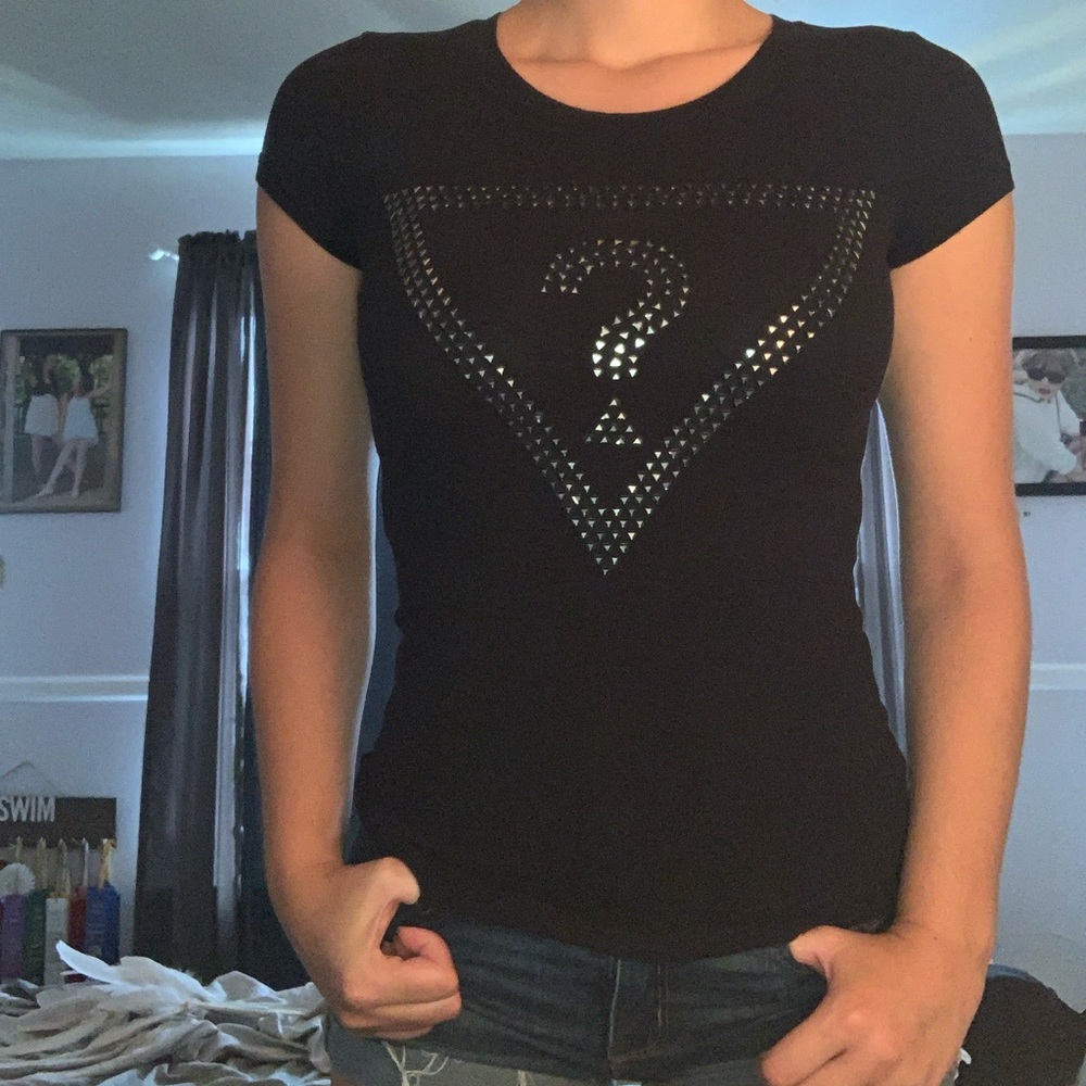 black guess tshirt